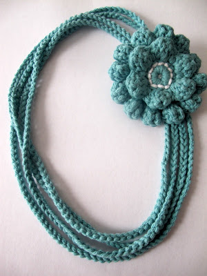 Crochet necklace with flowers (2)